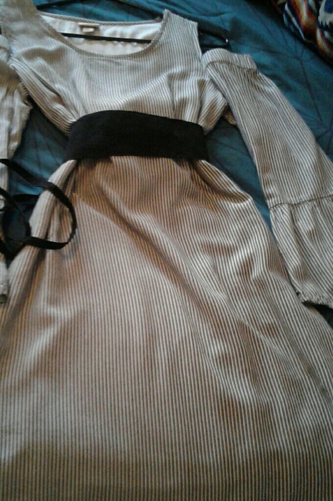 Cold shoulder dress and belt